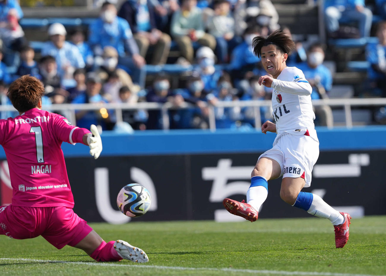 横浜FC対鹿島　前半、先制ゴールを決める鹿島藤井（右）（撮影・鈴木みどり）