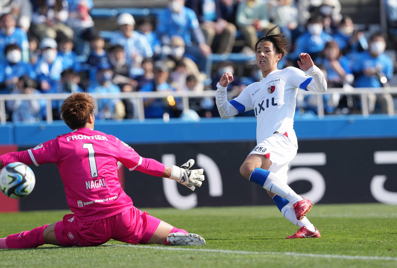 横浜FC対鹿島　前半、先制ゴールを決める鹿島藤井（右）（撮影・鈴木みどり）