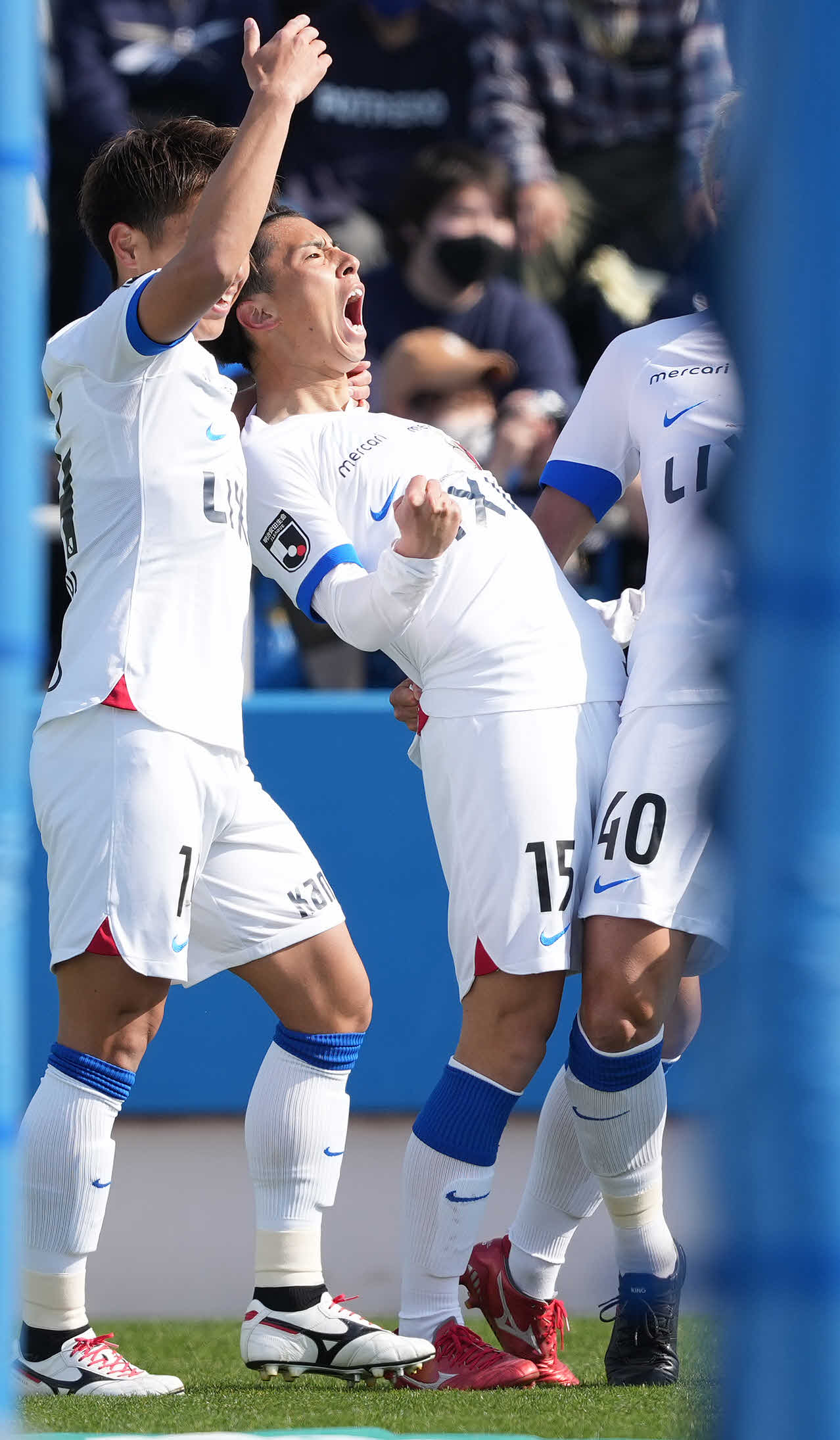 横浜FC対鹿島　前半、先制ゴールを決め雄たけびを上げる鹿島藤井（中央）（撮影・鈴木みどり）