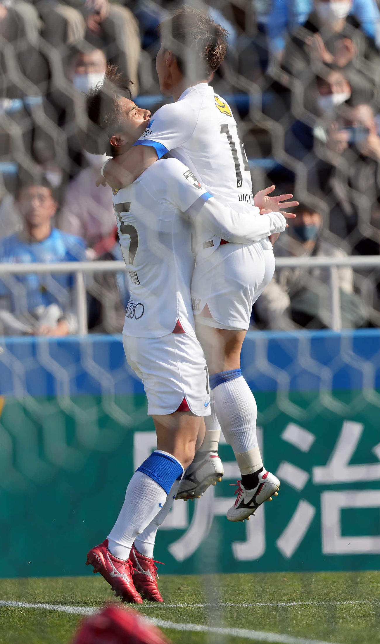 横浜FC対鹿島　前半、先制ゴールを決め喜ぶ鹿島藤井（左）（撮影・鈴木みどり）