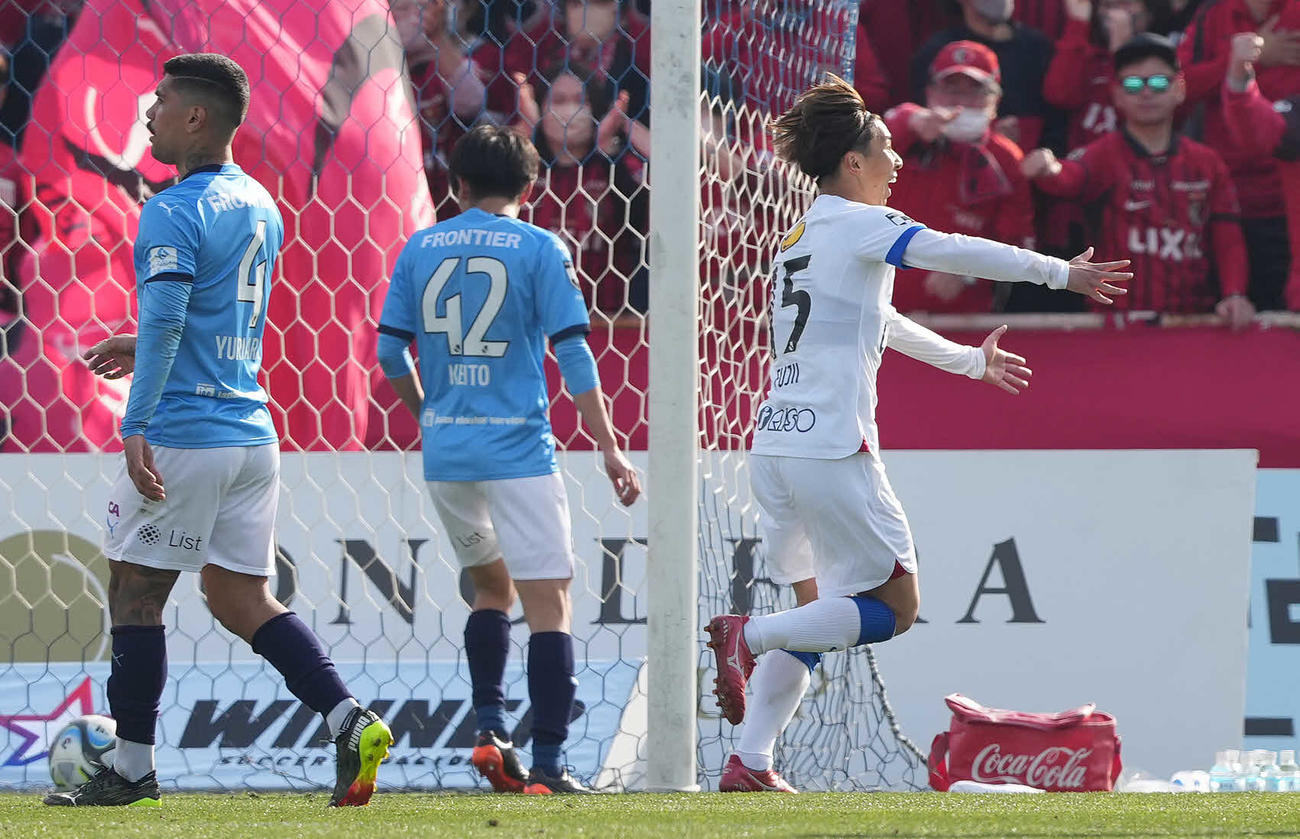 横浜FC対鹿島　後半、鹿島藤井（右）はゴールネットを揺らし駆け出すも、VARでゴールは取り消しとなる（撮影・鈴木みどり）