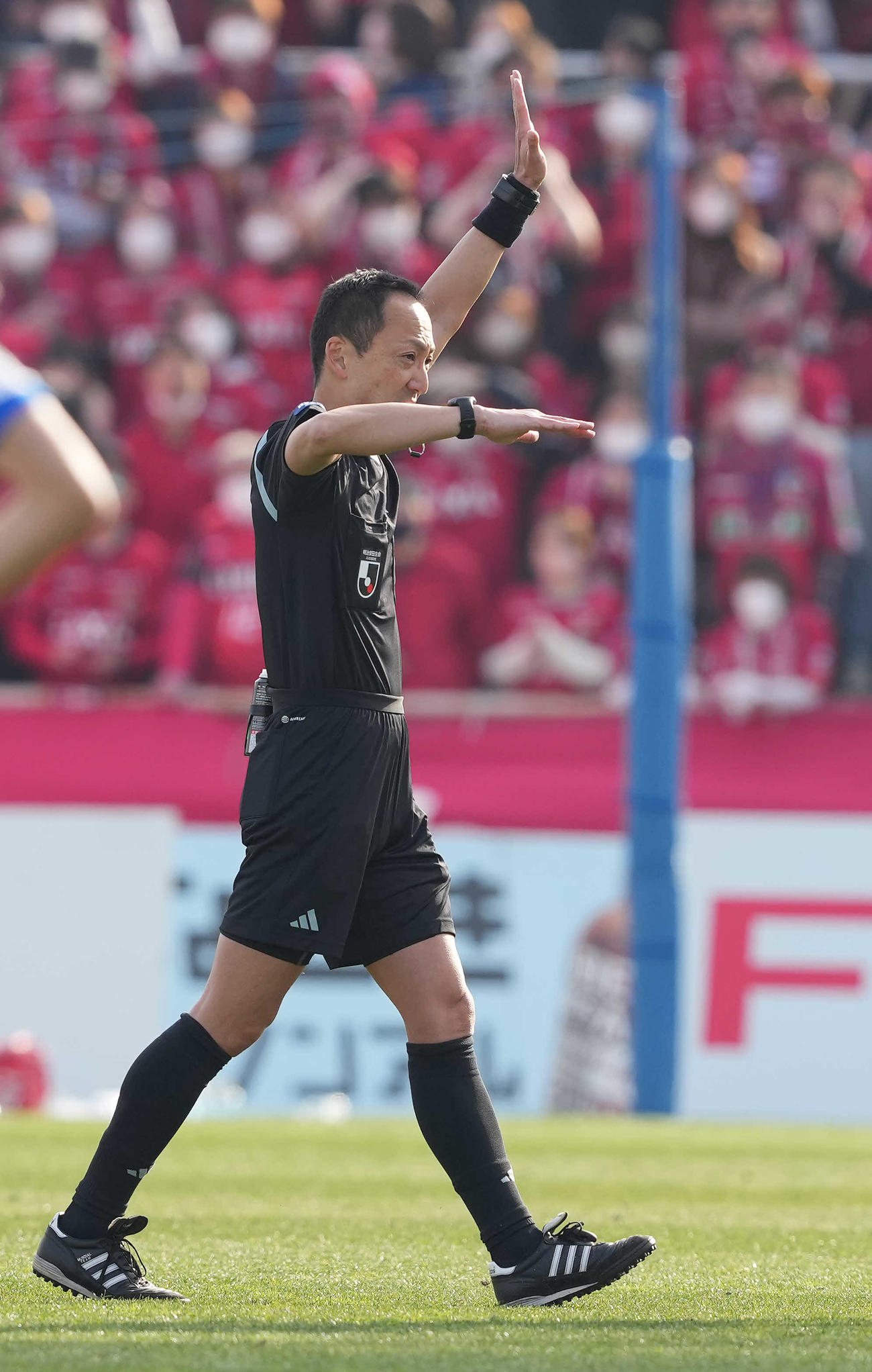 横浜FC対鹿島　後半、飯田主審は鹿島藤井のゴールをVARで取り消す（撮影・鈴木みどり）