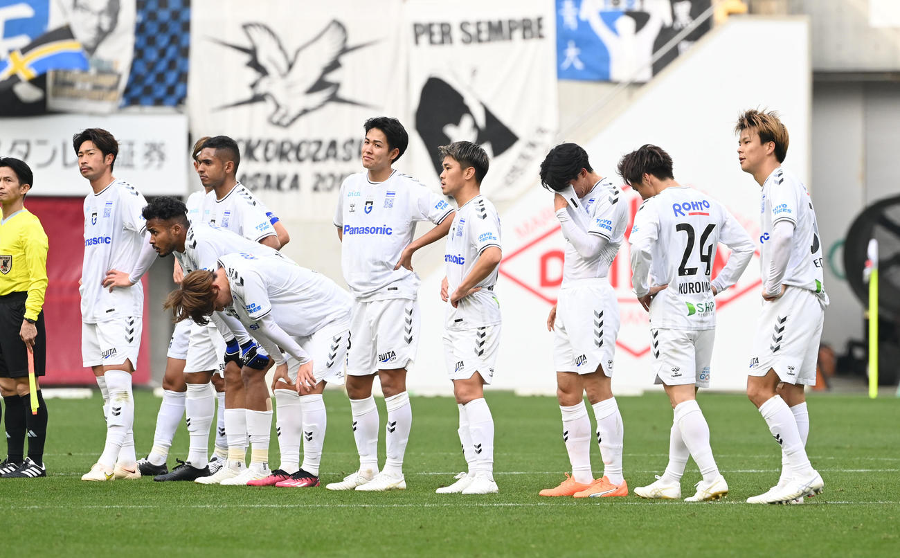 神戸対G大阪　神戸に敗れうなだれるG大阪の選手ら（撮影・和賀正仁）