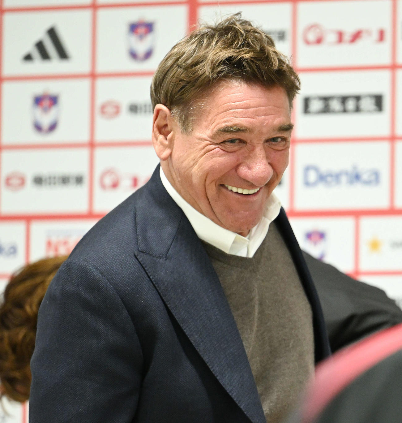新潟対札幌　試合後の会見を終え上機嫌で引き揚げる札幌ペトロビッチ監督（撮影・滝沢徹郎）