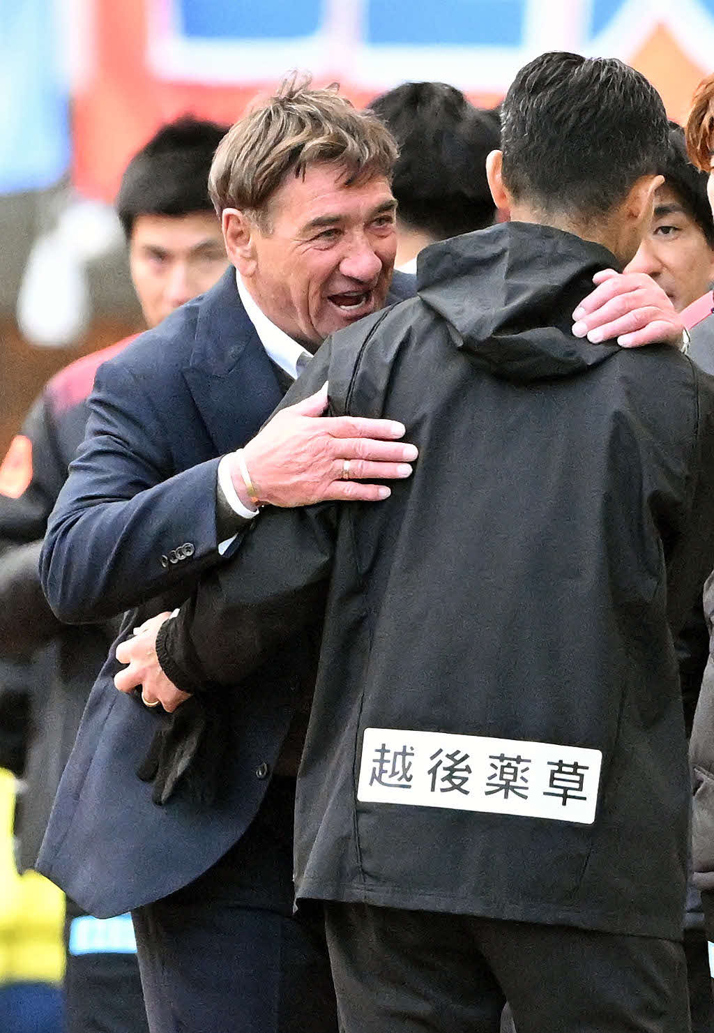 新潟対札幌　試合後、札幌ペトロビッチ監督（左）は新潟松橋監督と健闘をたたえ合う（撮影・滝沢徹郎）