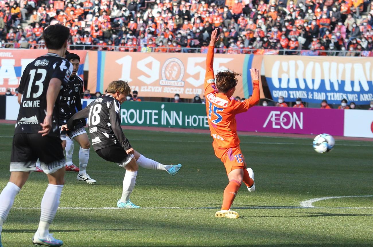 新潟対札幌　後半34分、浅野（右から2人目）は左足で同点ゴールを決める（撮影・中島洋尚）　