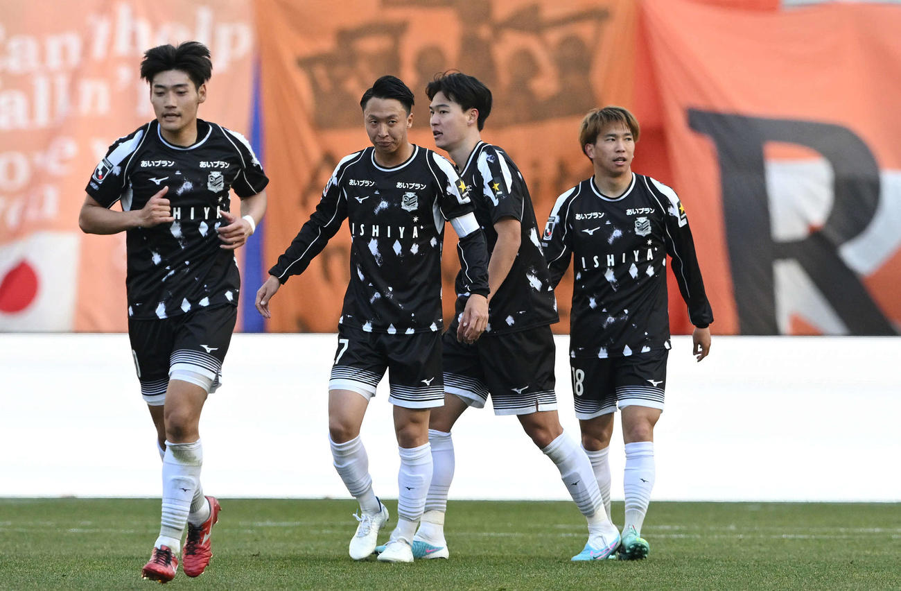 新潟対札幌　後半、同点ゴールを決めた札幌浅野（右）はチームメートから祝福される（撮影・滝沢徹郎）