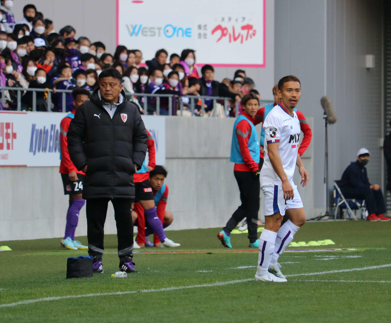 京都の曹貴裁監督（左）と東京DF長友佑都（撮影・益子浩一）2023年3月4日、サンガS