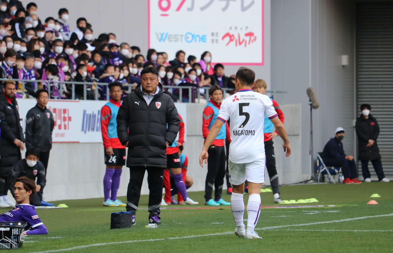 京都の曹貴裁監督（左）と東京DF長友佑都（撮影・益子浩一）2023年3月4日、サンガS