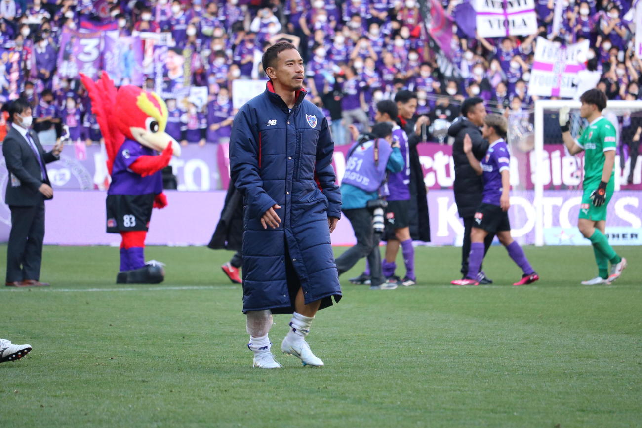 京都に敗れ悔しそうな表情の東京DF長友佑都（撮影・益子浩一）2023年3月4日、サンガS