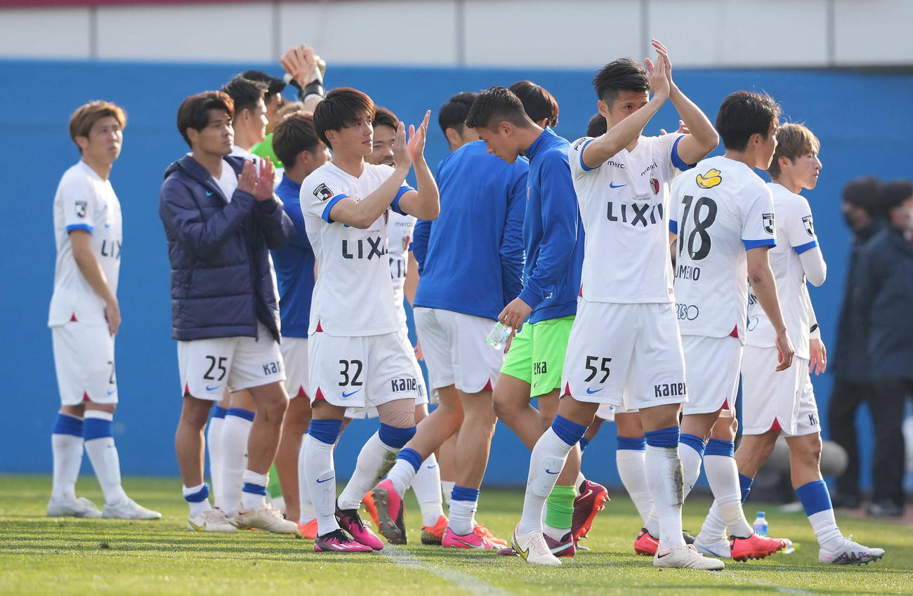 横浜FCに勝利し、声援に応える鹿島イレブン（撮影・鈴木みどり）