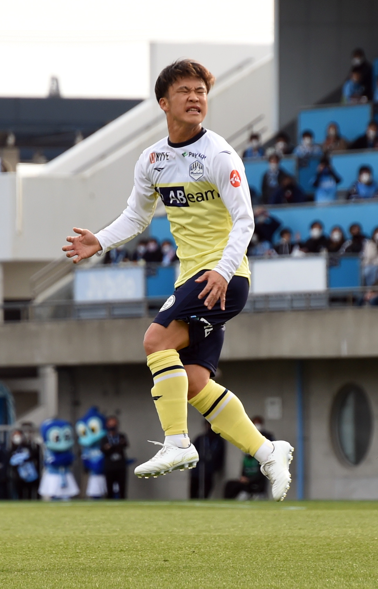 後半ロスタイム、FKがゴールポストをたたき悔しがる山形MF小西（撮影・山田愛斗）