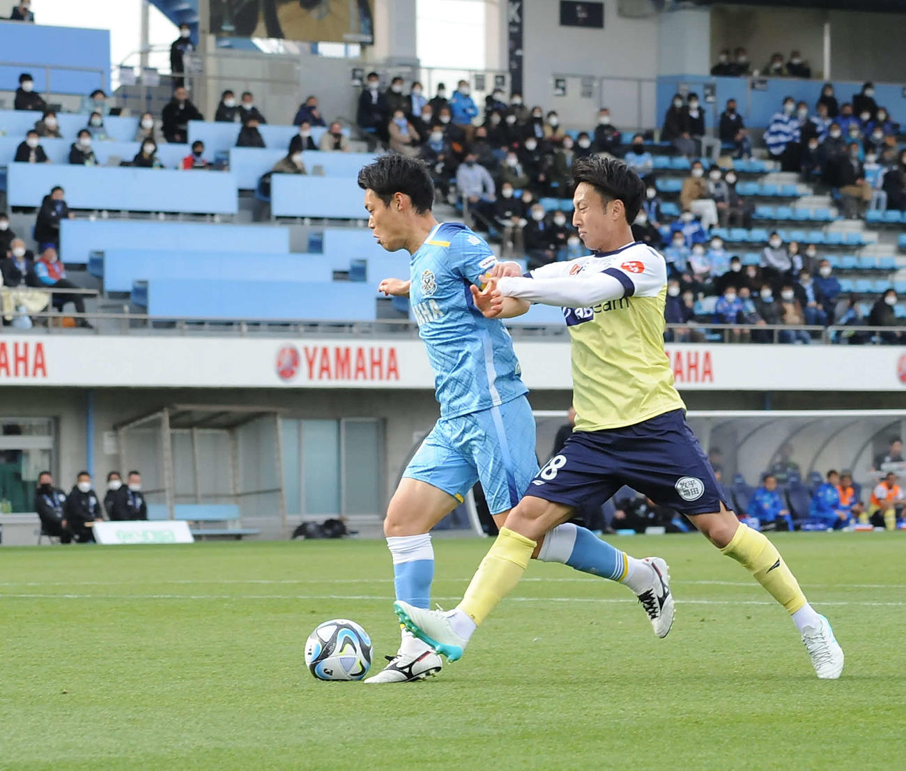 後半34分、左から入った球でシュートを狙う磐田MF松本（左）