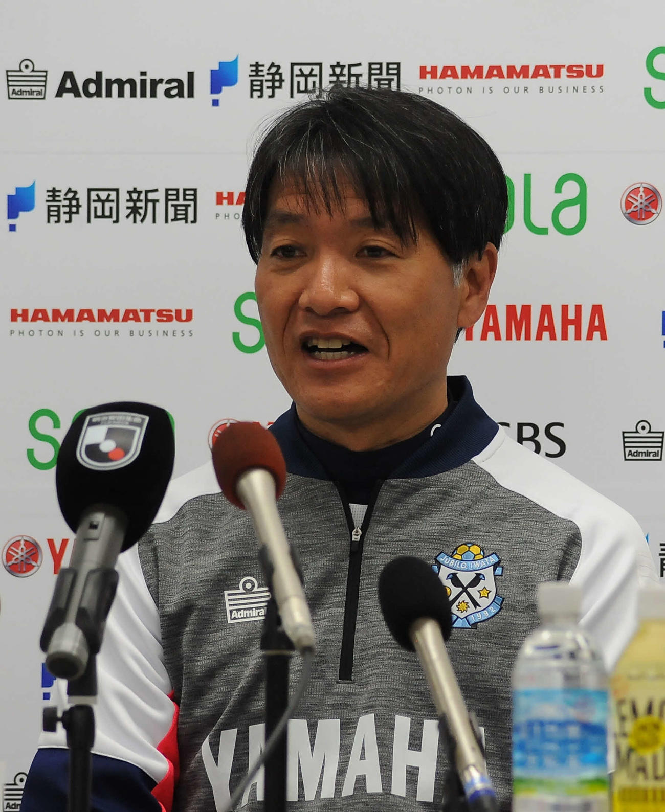 会見で記者の質問に答える磐田の横内監督