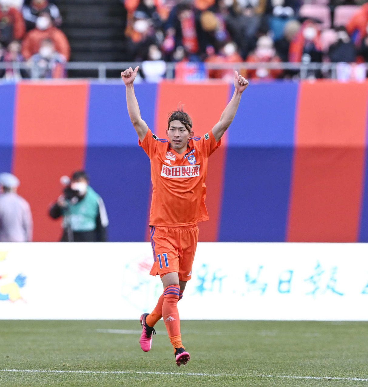 前半、勝ち越しゴールを決めた太田（右）はサポーターに向かって両手を突き上げる（撮影・滝沢徹郎）
