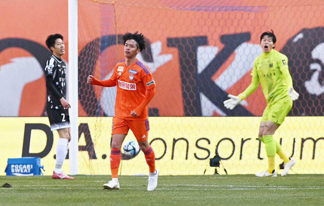 前半、同点ゴールを決めガッツポーズする伊藤（中央）（撮影・滝沢徹郎）
