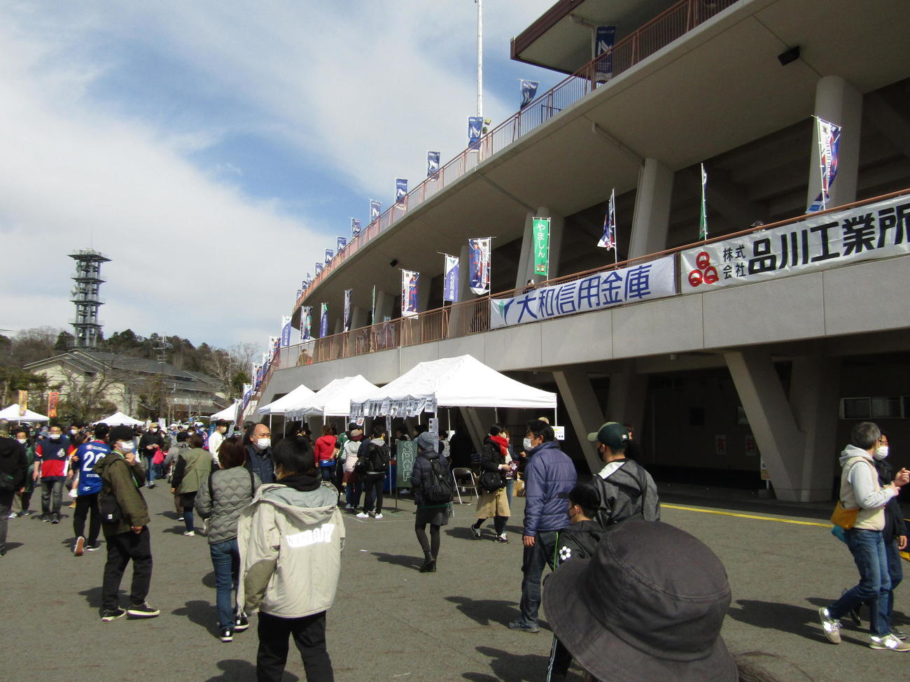 J3奈良の本拠地ロートフィールド奈良は待望の開幕戦に多くの観客が詰めかけた