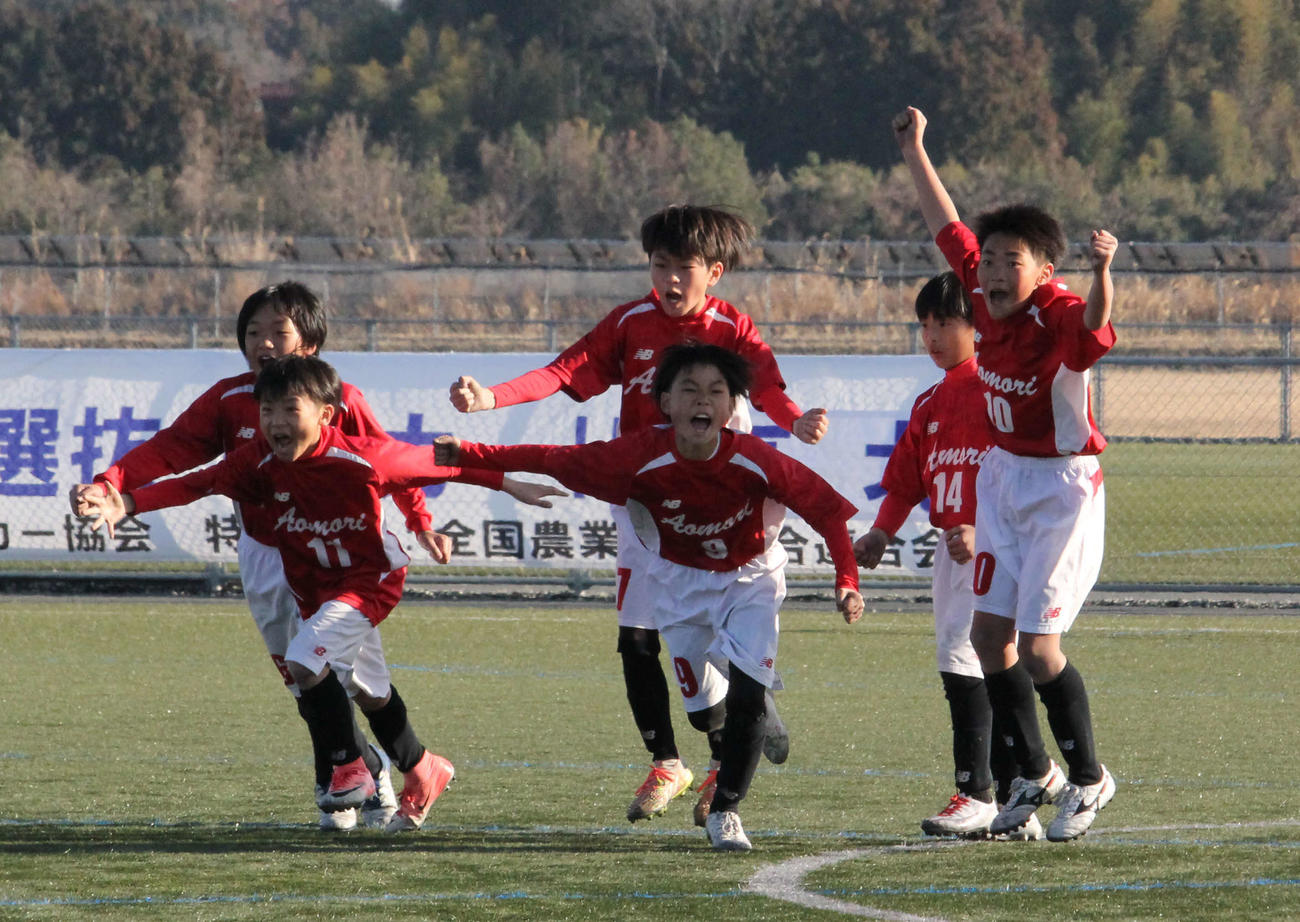 PKに勝利して喜ぶ青森FCの選手たち