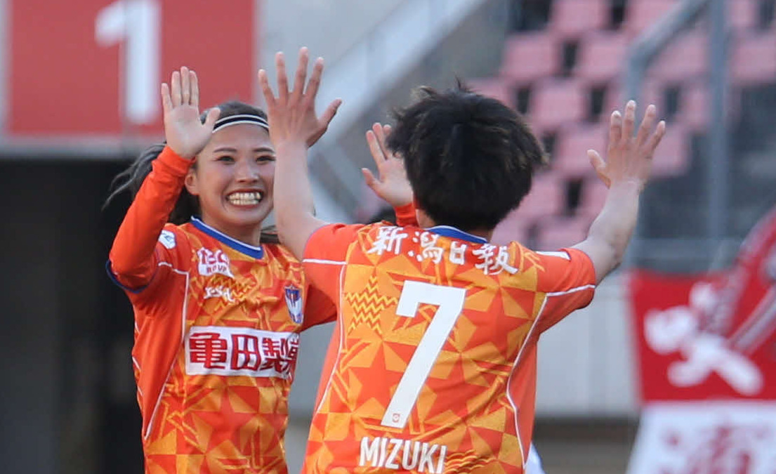 0－1の後半25分に同点ゴールを決めた滝川（左）は園田瑞とハイタッチ
