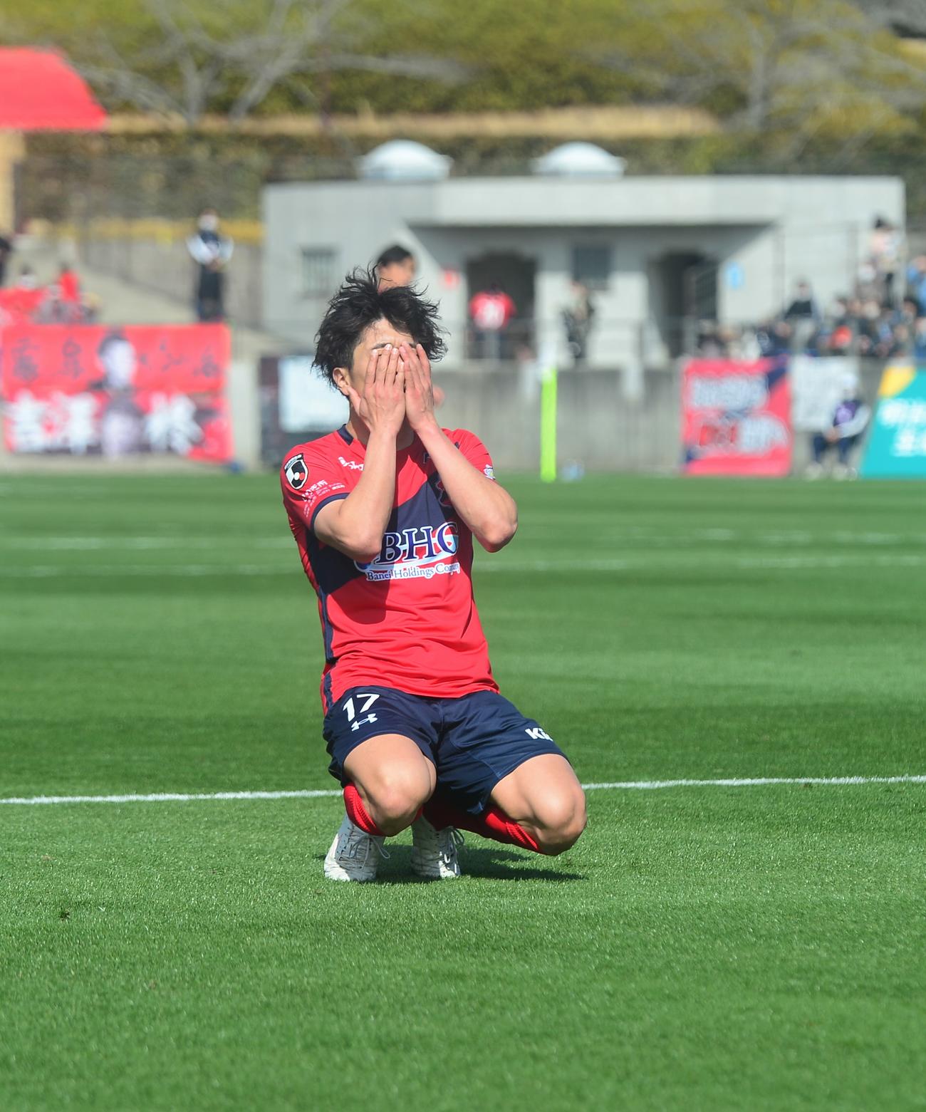 前半17分、決定機を逃したいわきFW谷村は、顔を覆って悔しがる