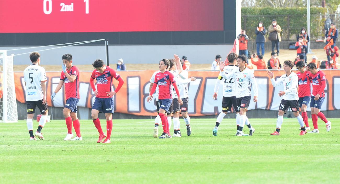 試合に敗れ、肩を落とすいわきの選手たち