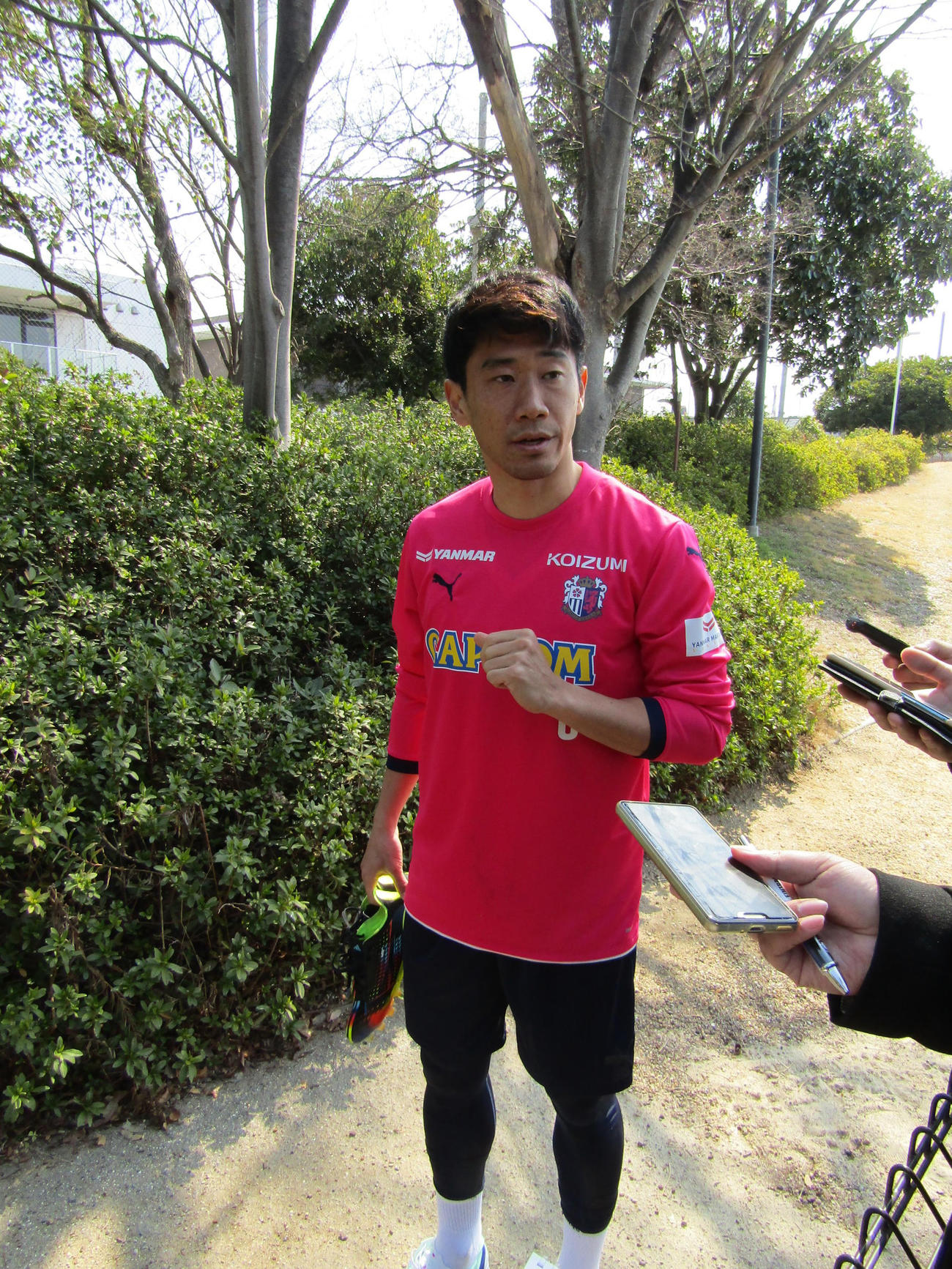 1日の練習後に取材に応じるC大阪香川真司