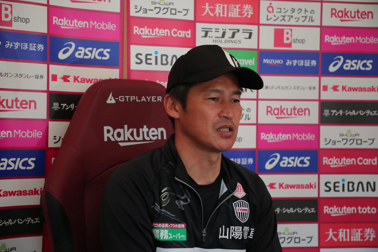 取材に応じる神戸吉田孝行監督（C）VISSEL KOBE