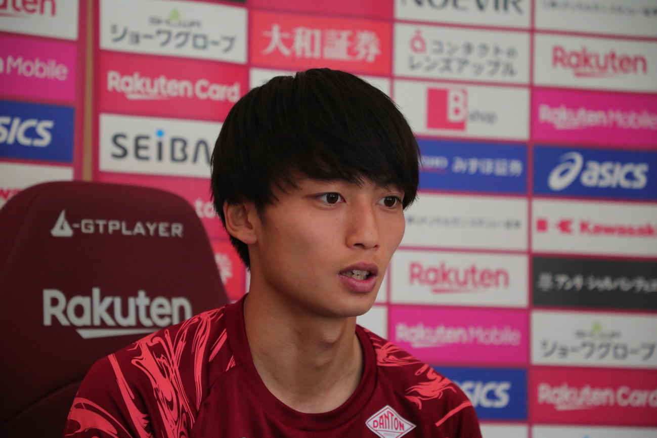 取材に応じる神戸泉柊椰（C）VISSEL KOBE
