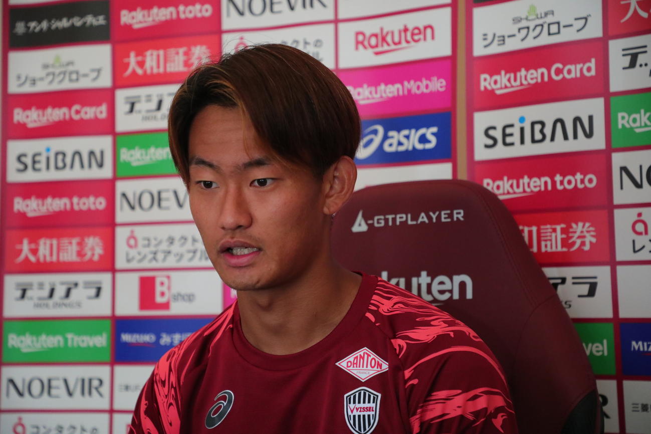 取材に応じる神戸尾崎優成（C）VISSEL KOBE