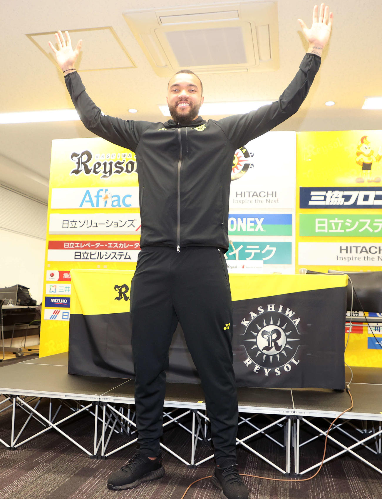 入団会見で笑顔を見せる柏フロート（撮影・鈴木正人）
