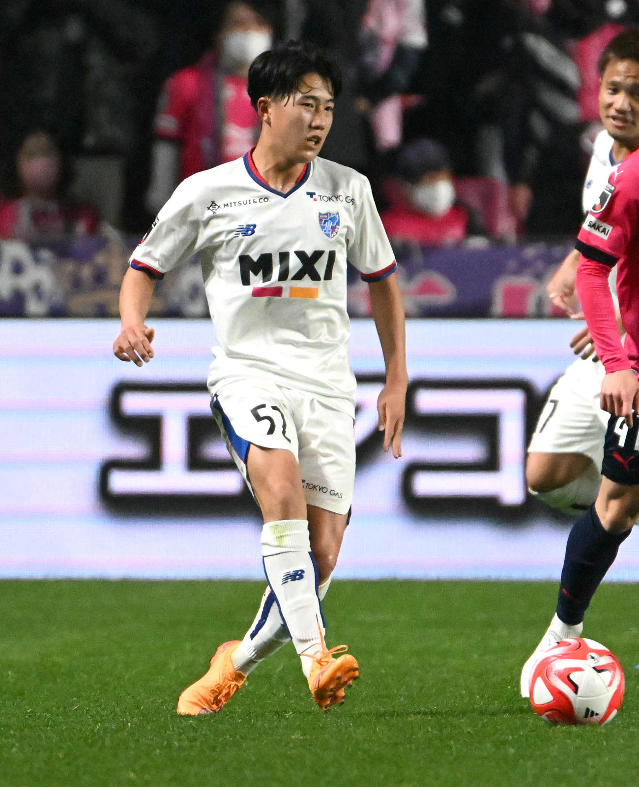 C大阪対FC東京　前半、パスをするFC東京佐藤龍之介（撮影・石井愛子）