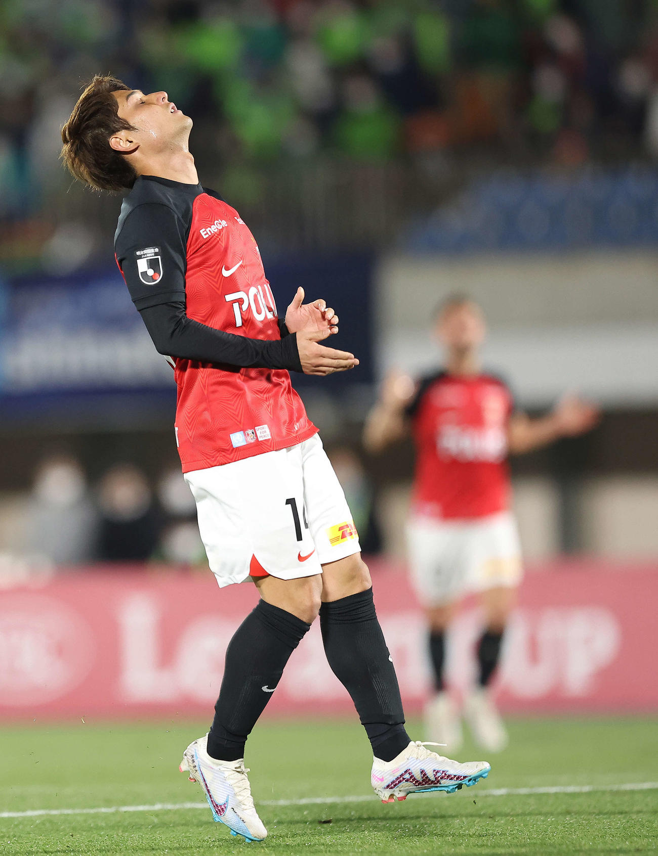 湘南対浦和　後半、シュートを外し天を仰ぐ浦和関根（撮影・河田真司）