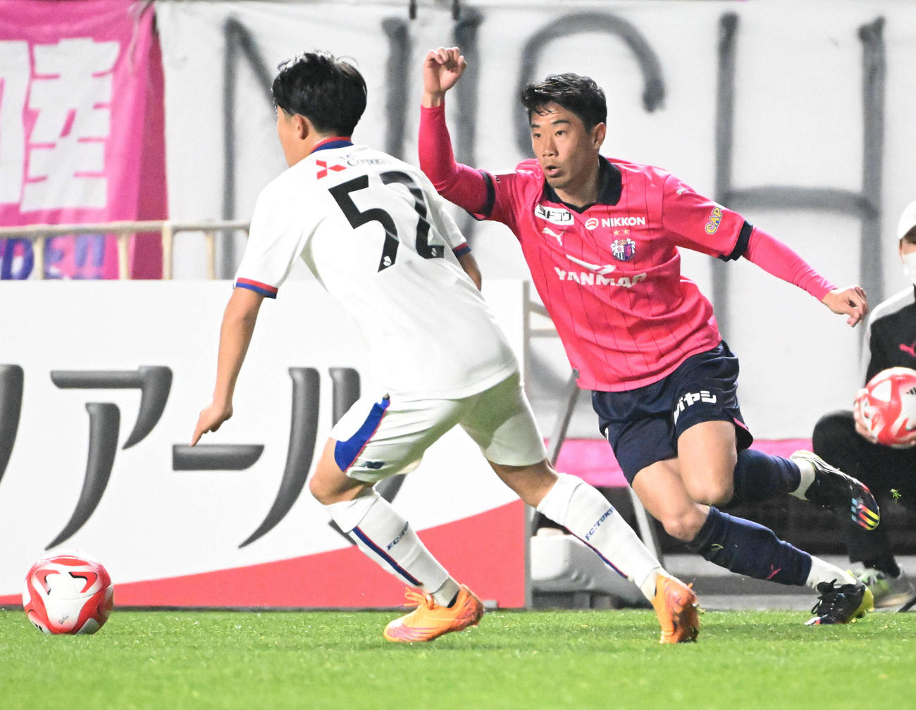 C大阪対東京　前半、東京佐藤（左）のボールを奪いに行くC大阪香川（撮影・石井愛子）