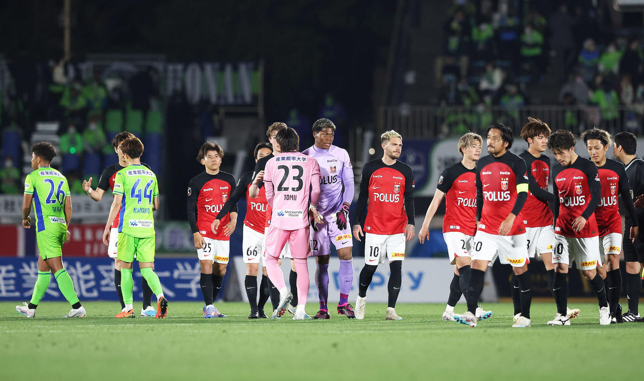 湘南対浦和　引き分けで試合を終え、あいさつする両イレブン（撮影・河田真司）