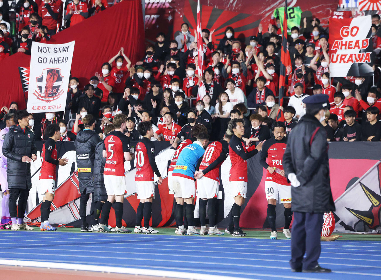 湘南対浦和　試合後、サポーターにあいさつする浦和イレブン（撮影・河田真司）