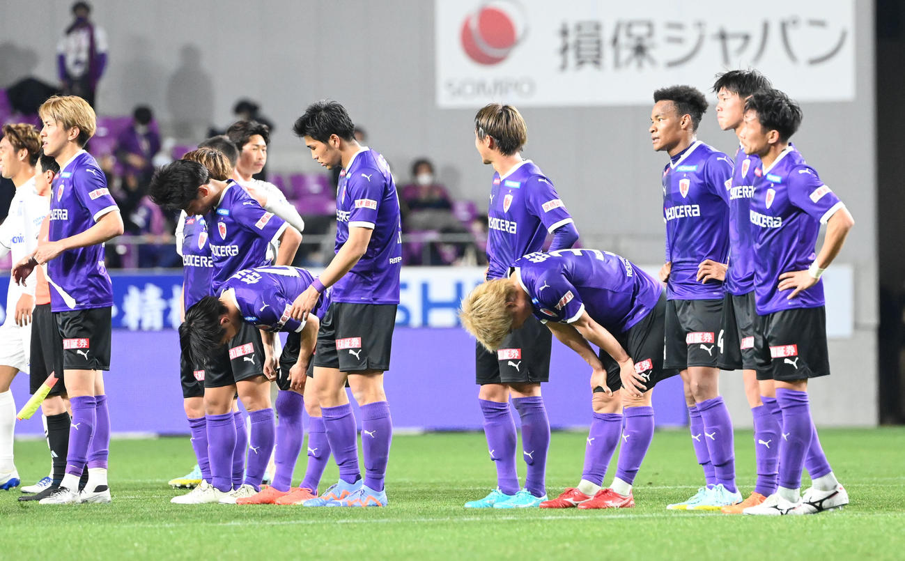 京都対G大阪　G大阪に敗れうつむく京都の選手ら（撮影・和賀正仁）
