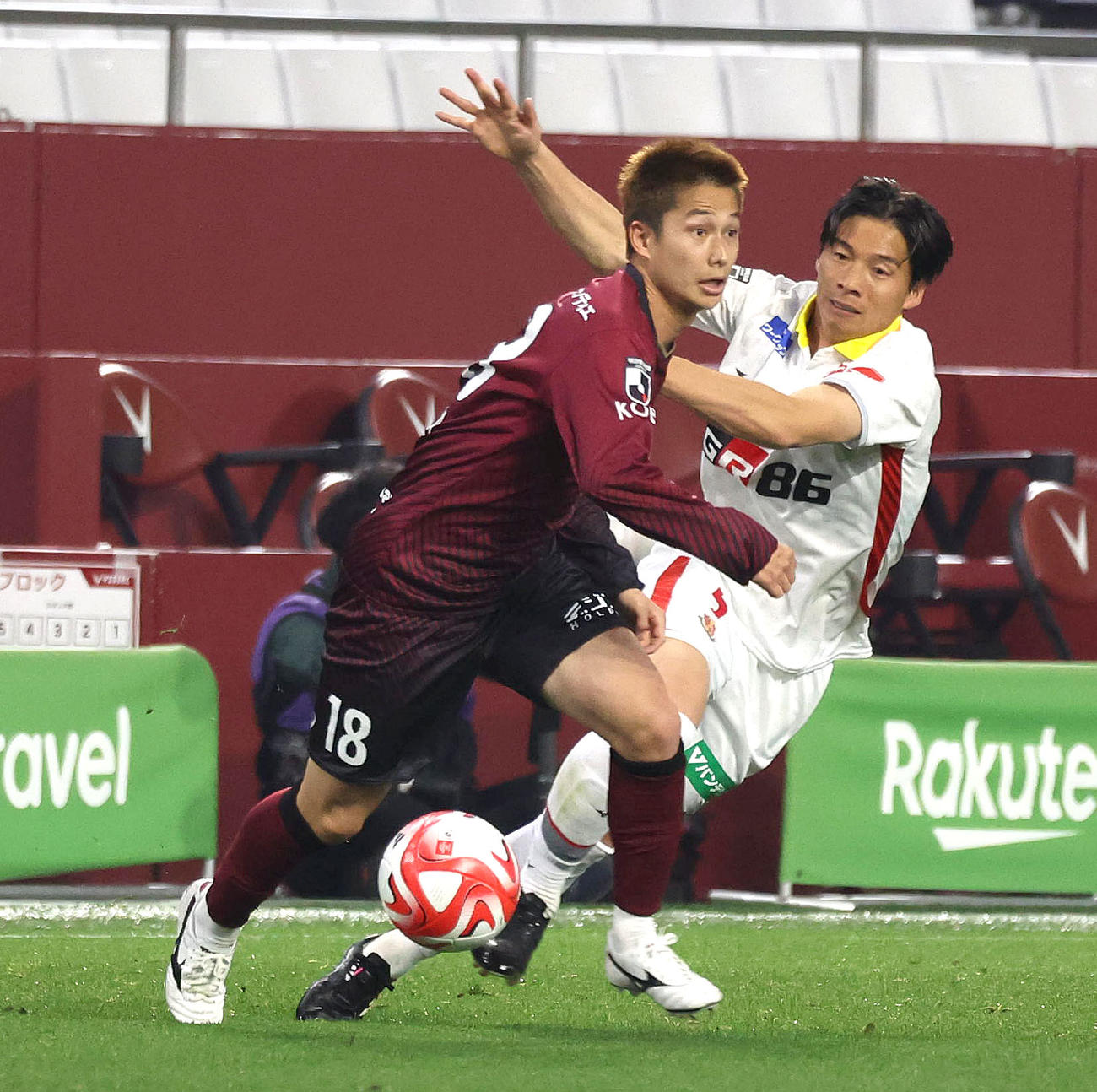 神戸対名古屋　前半、激しく競り合う神戸井出（左）と名古屋長沢（撮影・白石智彦）