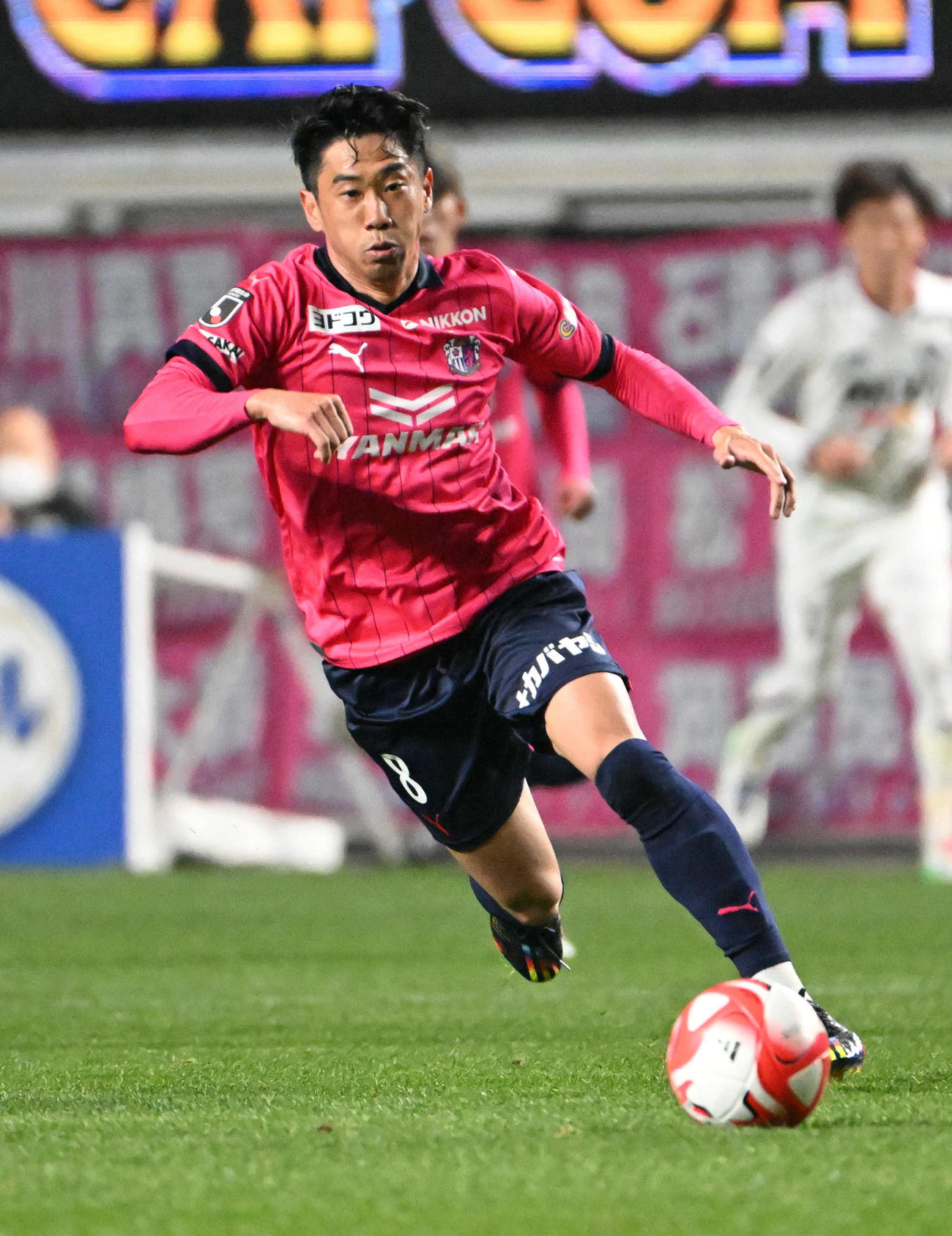 C大阪対東京　前半、ボールを奪いに行くC大阪香川（撮影・石井愛子）