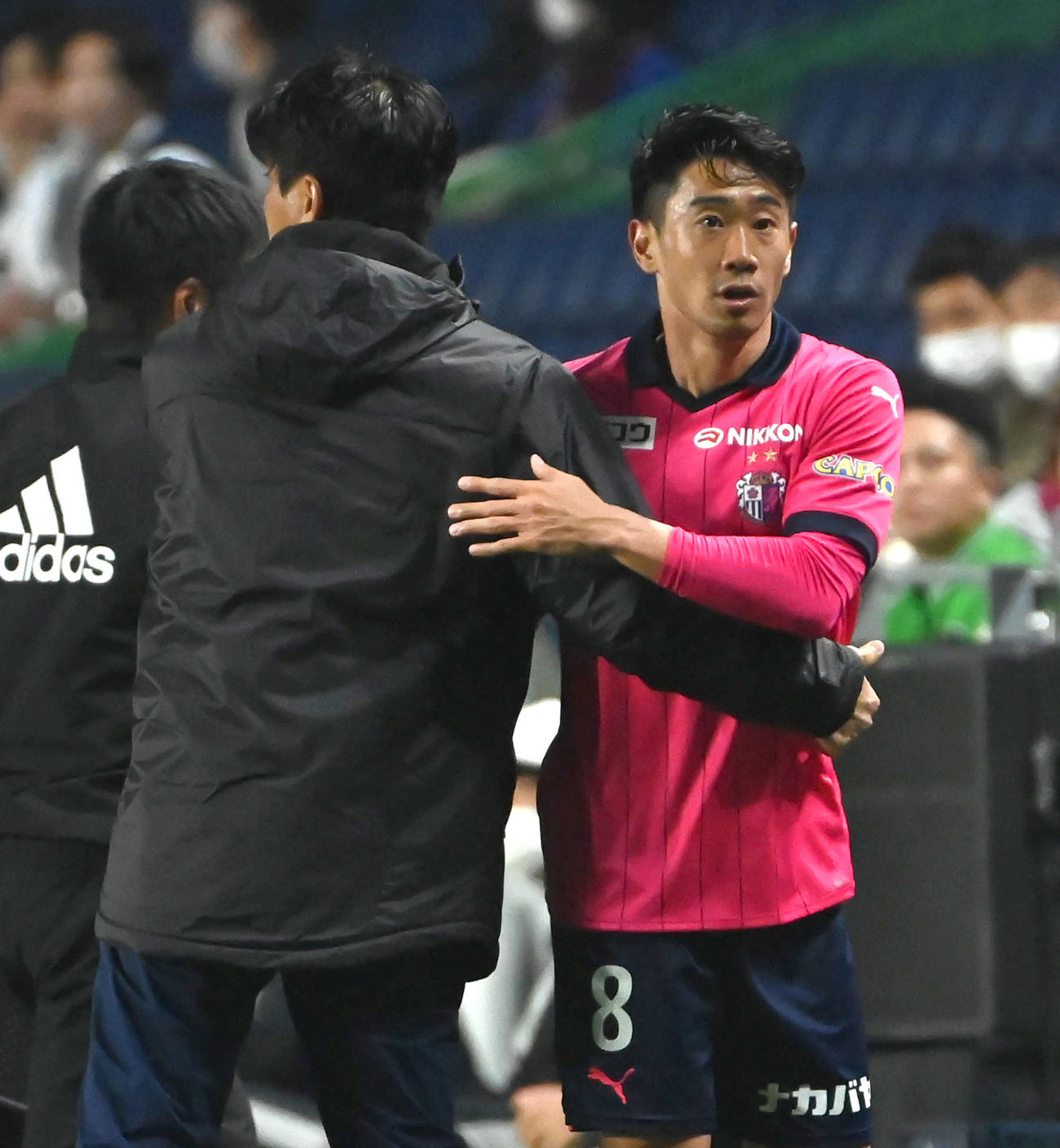 C大阪対東京　後半、交代しC大阪小菊監督（左）と抱き合うC大阪香川（撮影・石井愛子）