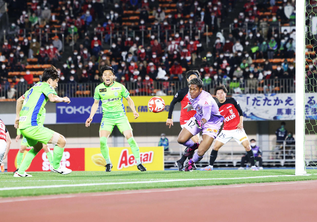 湘南対浦和　前半、シュートボールに反応する浦和GK鈴木（手前右）（撮影・河田真司）