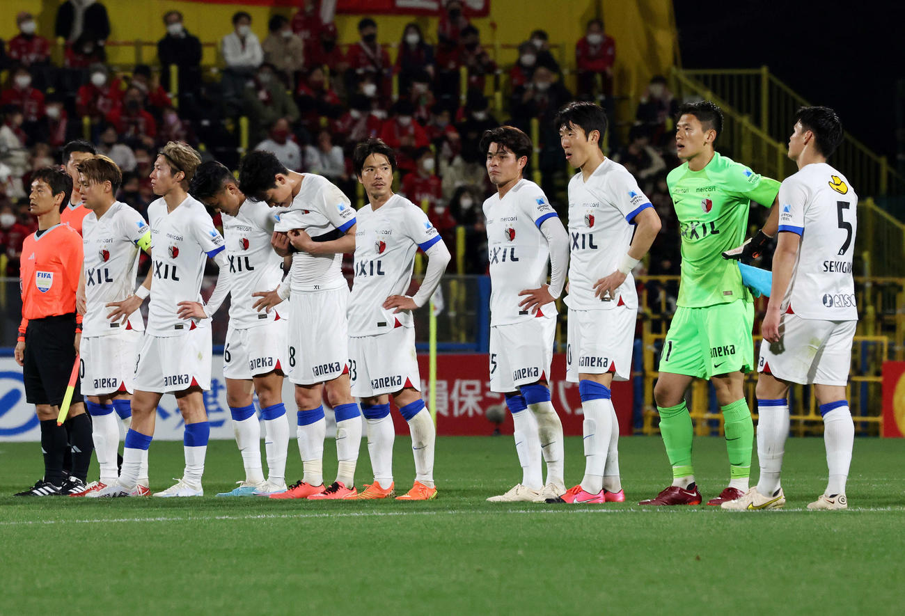 柏対鹿島　試合後、整列する鹿島の選手たち（撮影・鈴木正人）