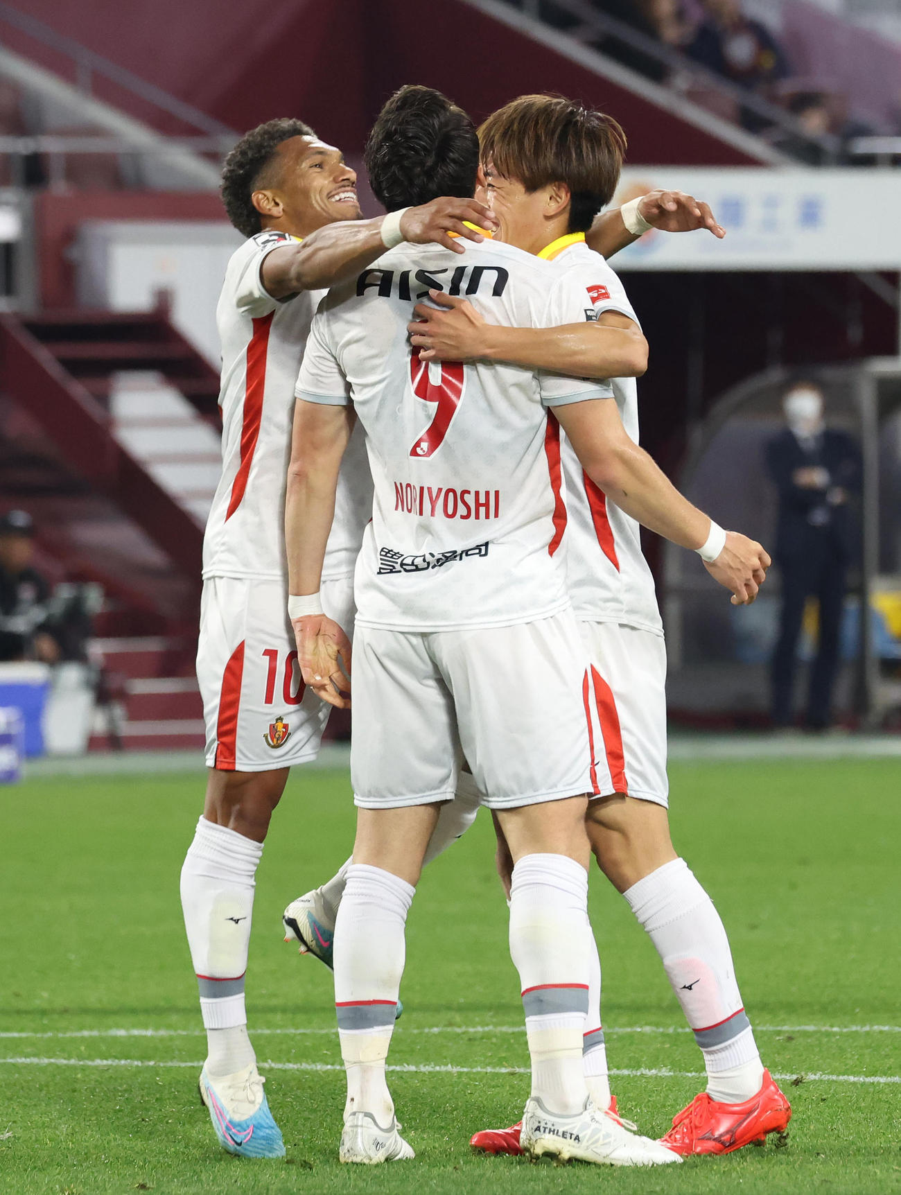 神戸対名古屋　前半、先制ゴールを決めた名古屋酒井宣福に抱きつくマテウス（左）と内田（右）（撮影・白石智彦）