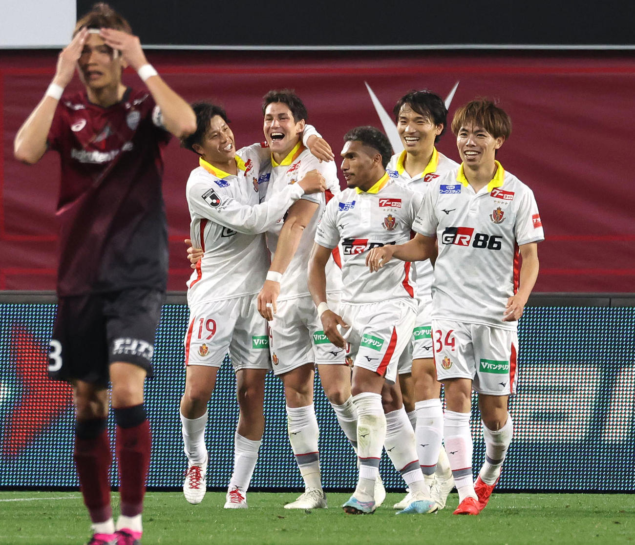 神戸対名古屋　後半、ゴールを決めた酒井（左から2人目）と喜ぶ肩を組んで名古屋イレブン（撮影・白石智彦）