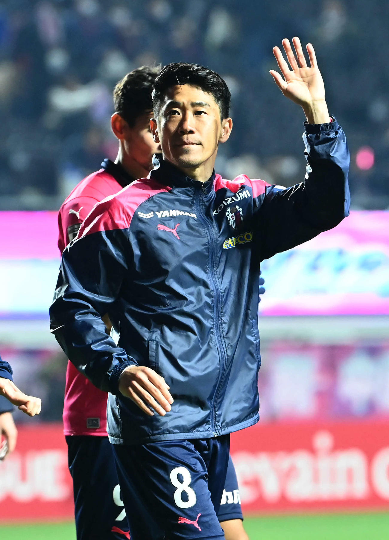 サポーターに手を振るC大阪香川（撮影・石井愛子）