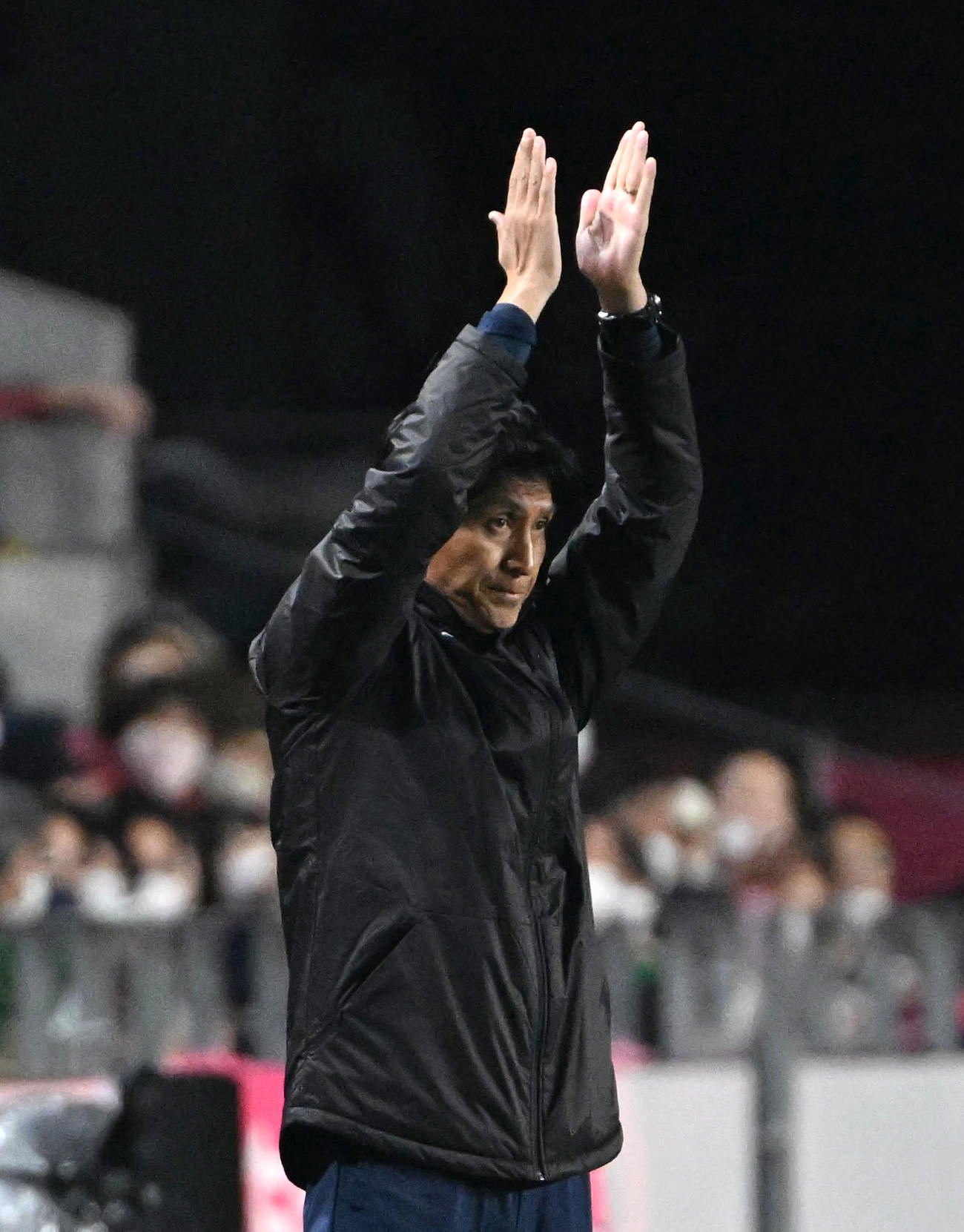 C大阪対東京　前半、選手に拍手を送るC大阪小菊監督（撮影・石井愛子）