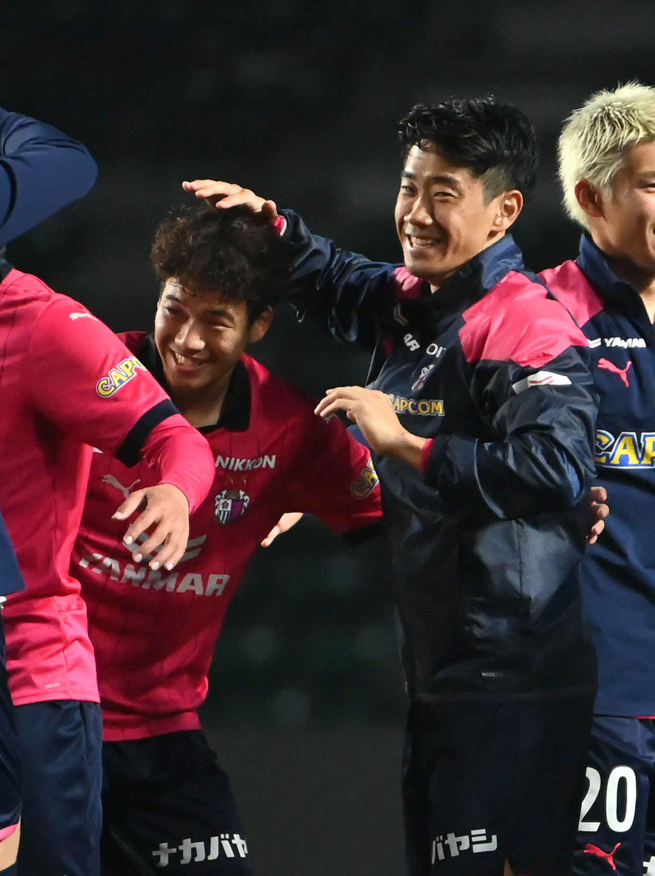 C大阪対東京　試合終了後にC大阪喜田（左）の頭を笑顔でなでるC大阪香川（右）（撮影・石井愛子）