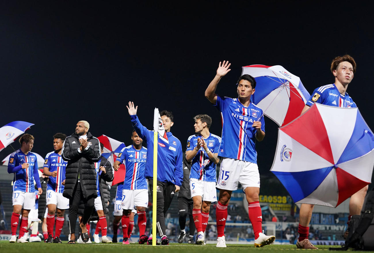 試合後、サポーターにあいさつをする横浜イレブン（撮影・横山健太）