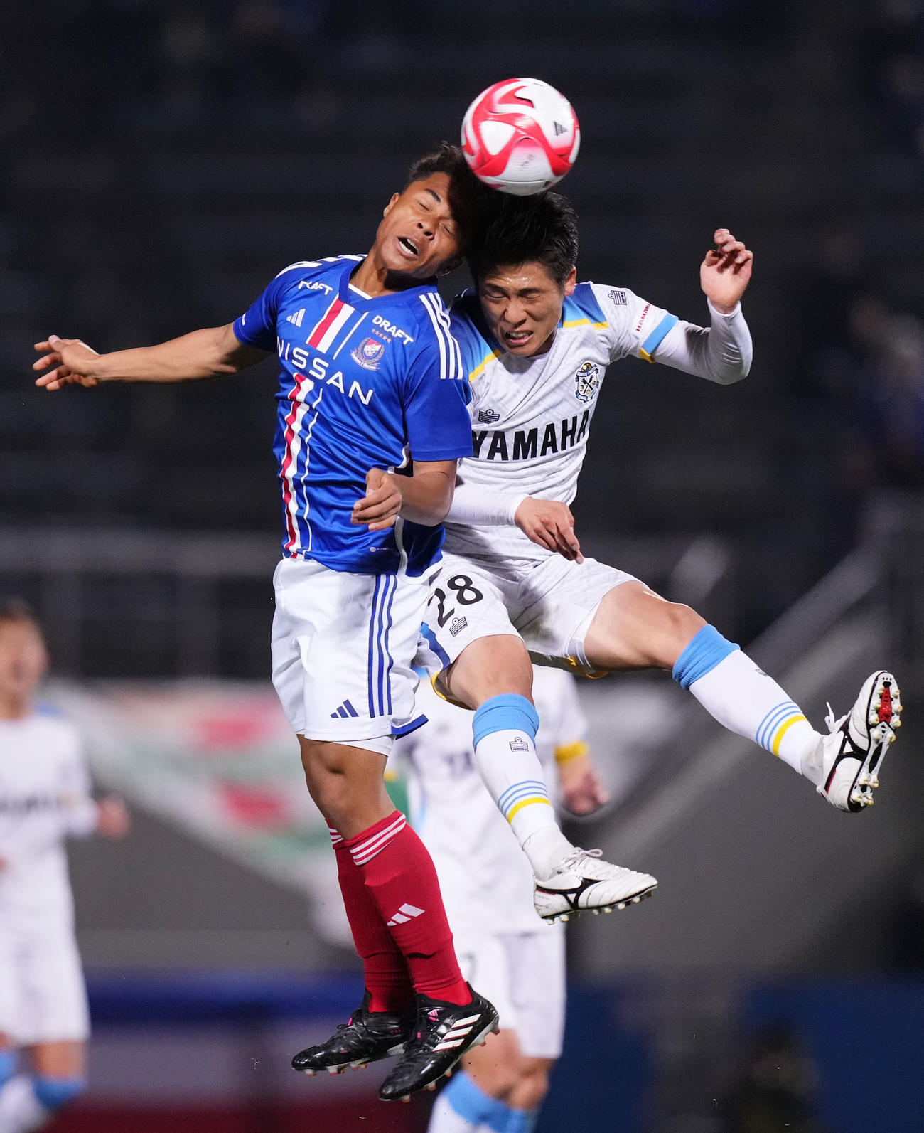 前半、競り合う横浜藤田（左）と磐田鹿沼（撮影・横山健太）