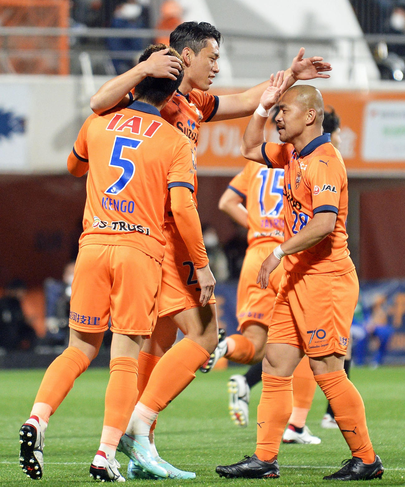 先制点を決めて喜びを分かち合う清水オ・セフン（中央）