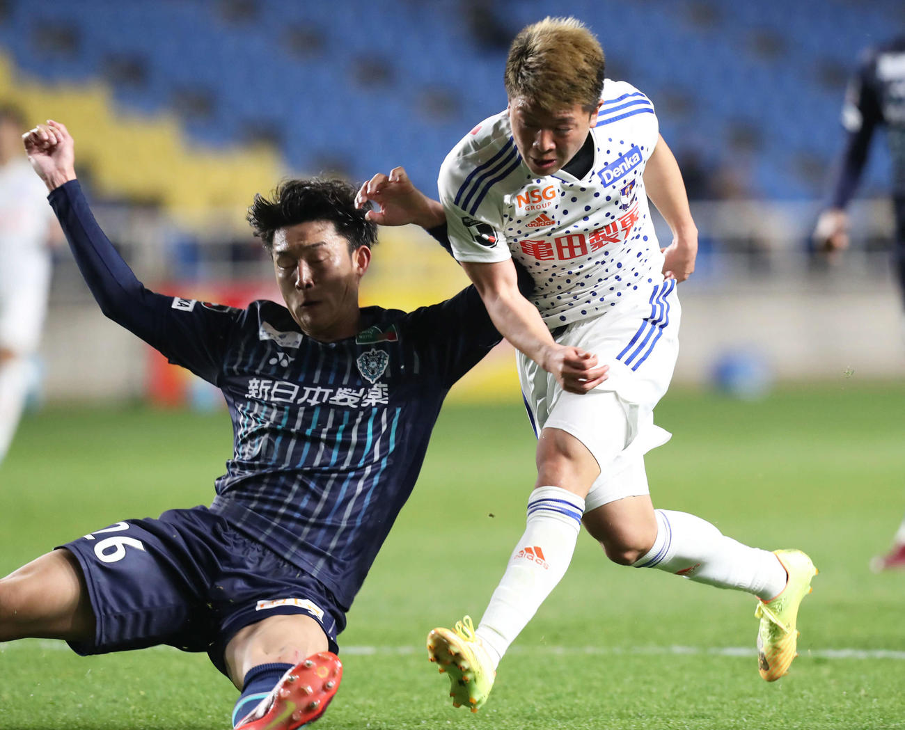 前半、シュートを放つ新潟小見（撮影・屋方直哉）